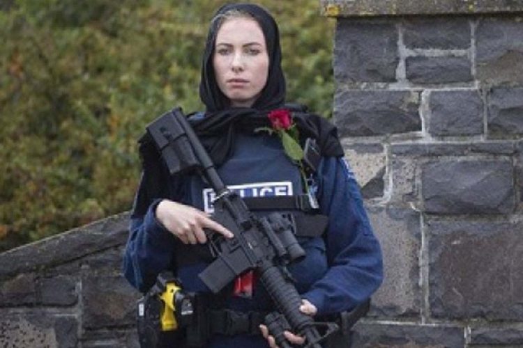 মাথায় হিজাব বুকে গোলাপ নিয়ে মসজিদ পাহাড়ায় নিউজিল্যান্ডের নারী পুলিশ