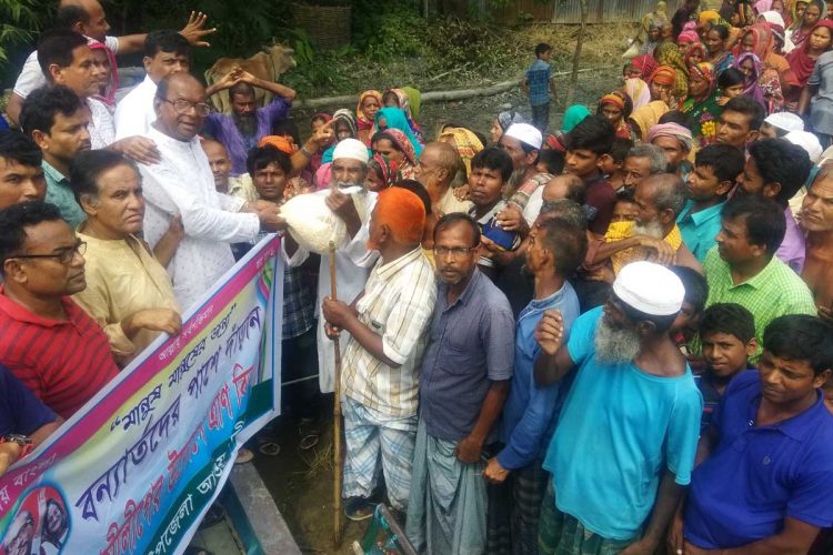 কালিহাতীতে বন্যার্তদের মাঝে আওয়ামী লীগের ত্রাণ বিতরণ