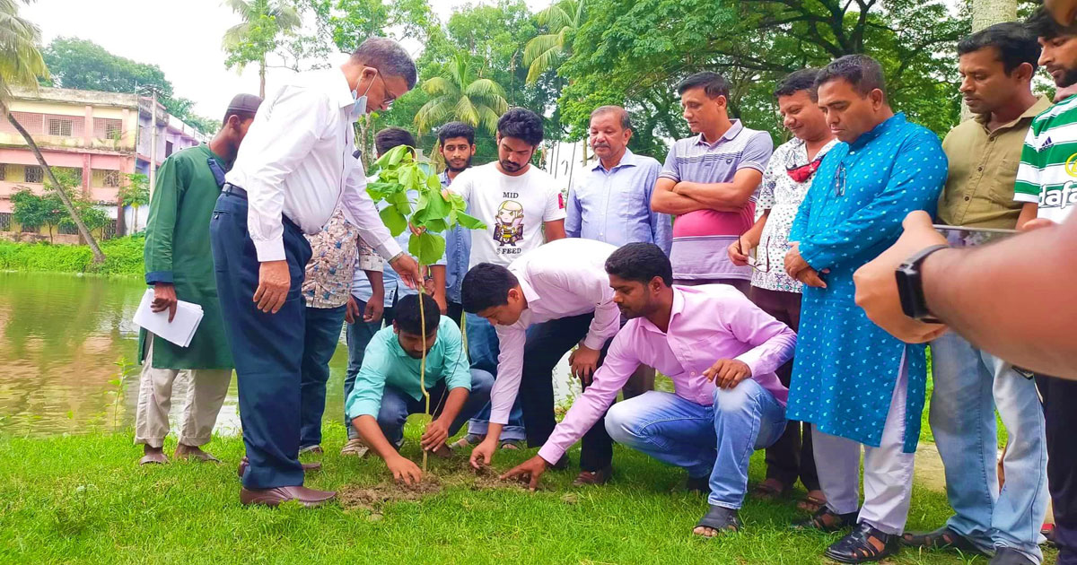 কটিয়াদীতে পরিবেশ দিবসের আয়োজন বৃক্ষরোপন ও মাটির কলস স্থাপন